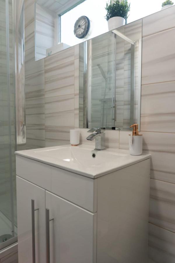 Gorgeous Ground Floor Apartment + Free Parking مانشستر المظهر الخارجي الصورة